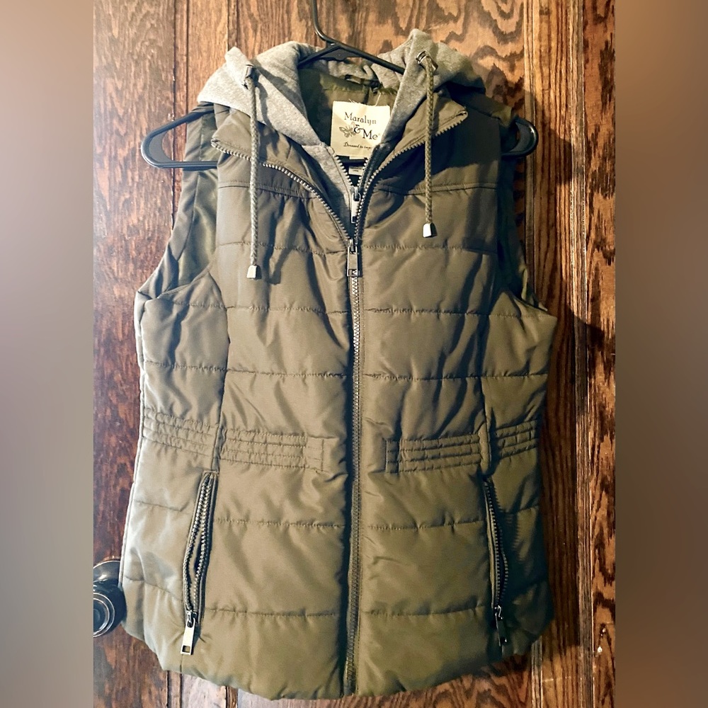 Junior Women Olive green puffy vest | size M